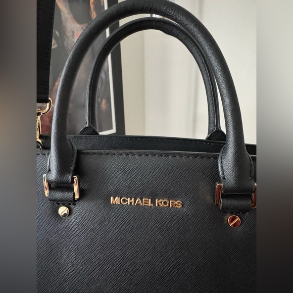 Merry Christmas 🎄🧑‍🎄 Michael Kors black bag, super clean, like new👌👌👌😍😍 - Picture 5 of 15